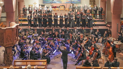 Orchester spielt vor Chor