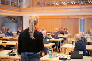 Referentin vor Publikum