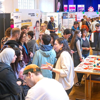 Besucherinnen und Besucher kurz nach der Eröffnung der Messe
