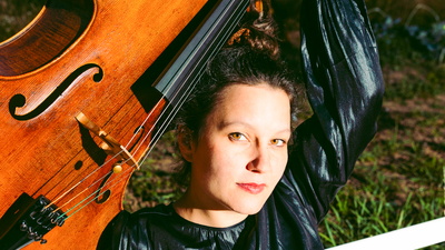 Frau mit Cello