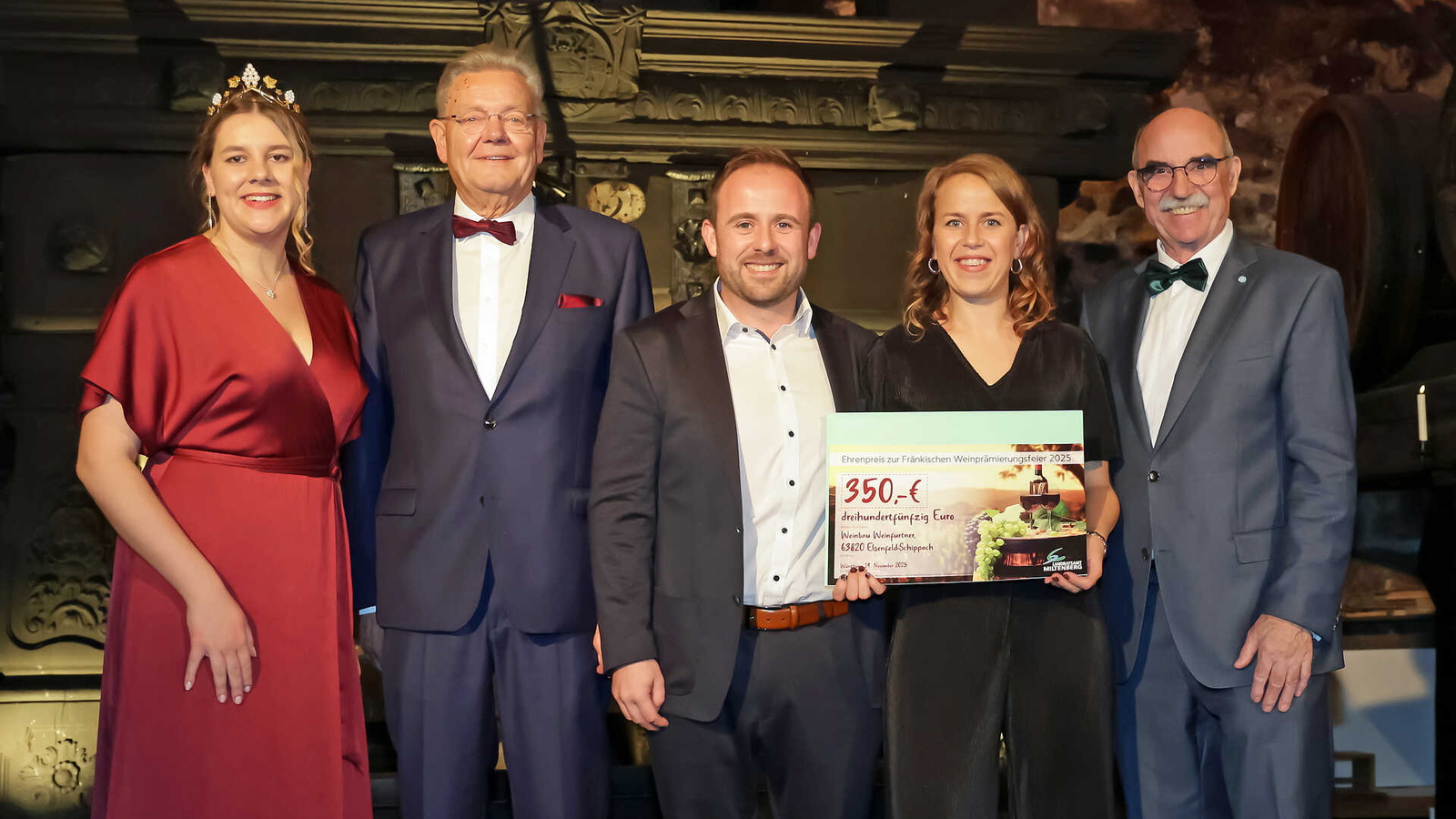 Menschen mit großem Gutschein