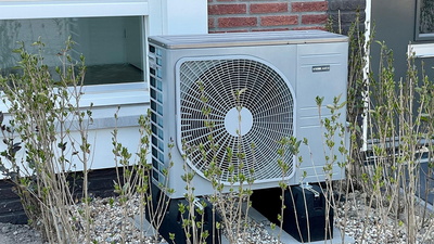 Wärmepumpe vor Haus