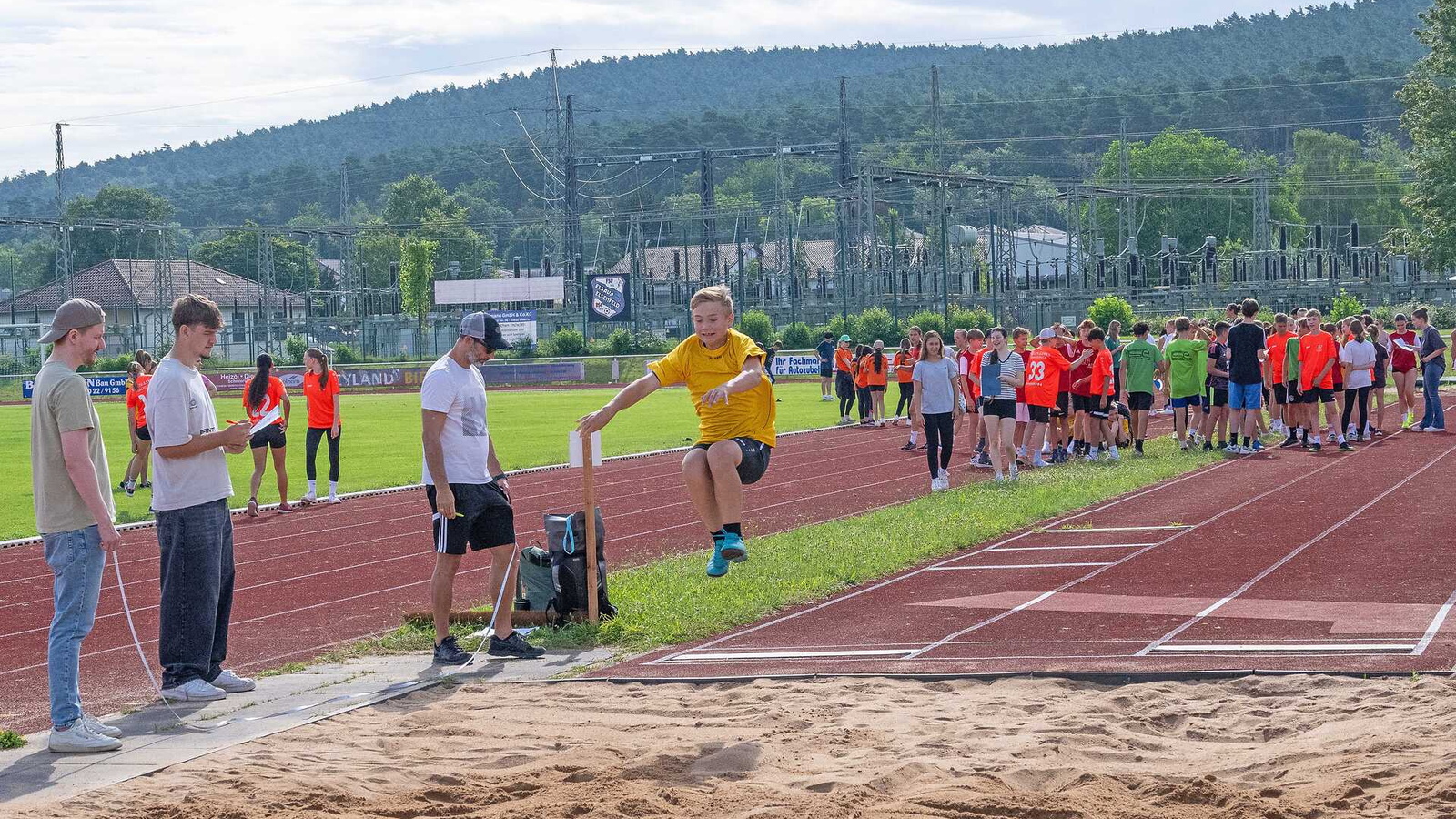 Schulen messen sich in drei leichtathletischen Disziplinen