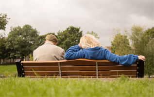 Ältere Menschen auf der Parkbank