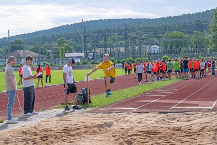 Schulen messen sich in drei leichtathletischen Disziplinen