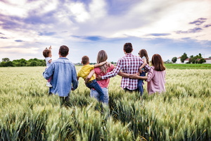 Familie im Getreidefeld