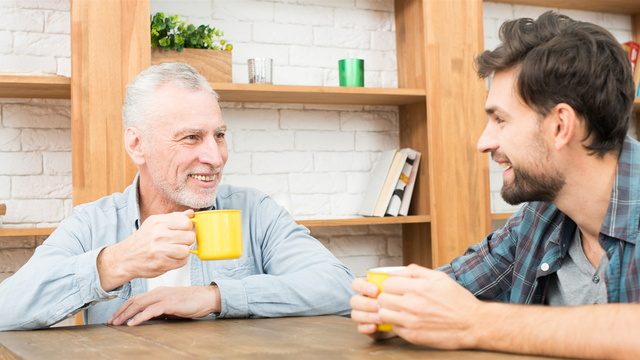 Senior und junger Mann im Gespräch