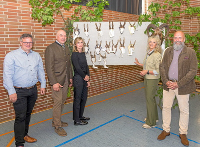 Gruppenbild vor der Trophäentafel der Hegeschau in Eisenbach