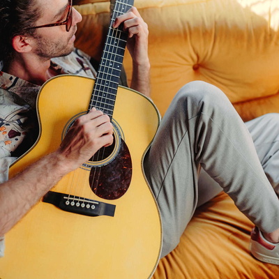 Florian Brettschneider mit einer Gitarre