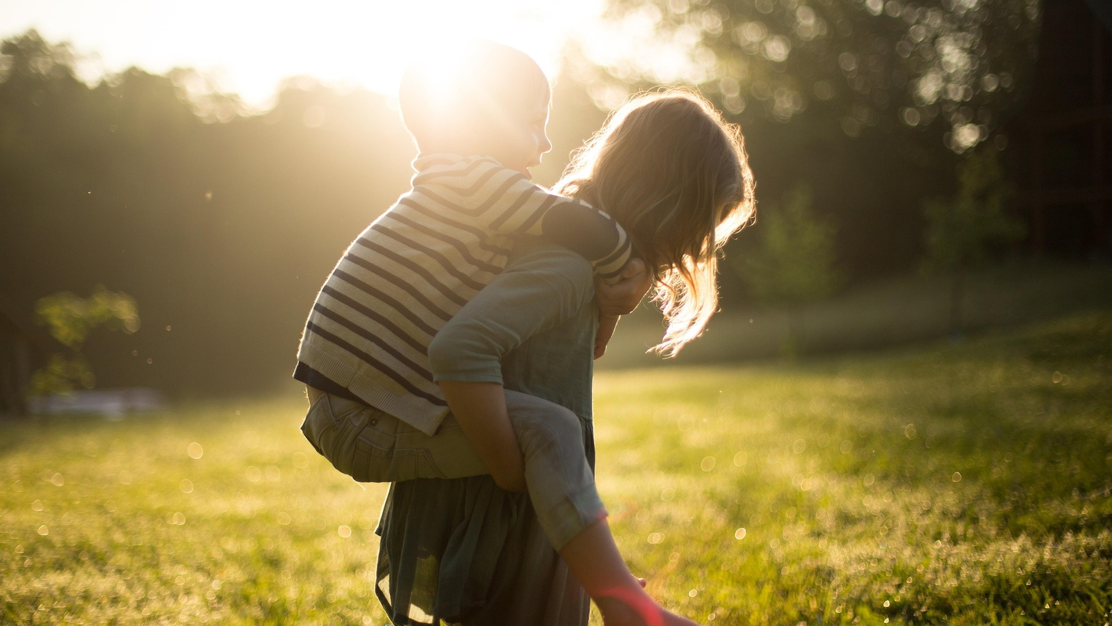 Schwester trägt ihren Bruder