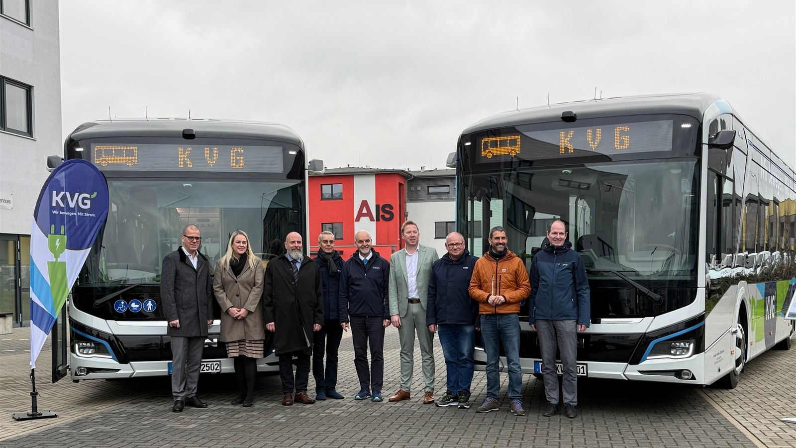 Menschen vor zwei Elektrobussen