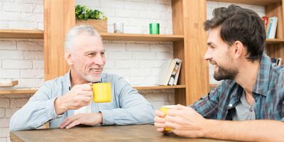Senior und junger Mann im Gespräch Senior und junger Mann im Gespräch