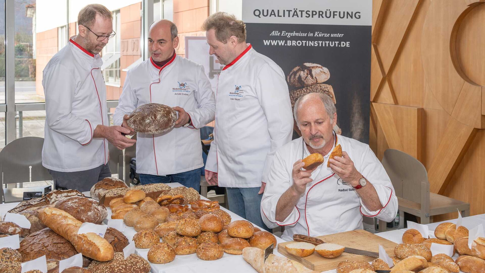 Brotprüfer beurteilt handwerkliche Qualität von Backwaren