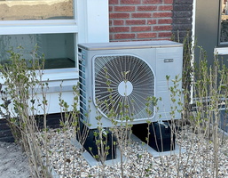 Wärmepumpe vor Haus