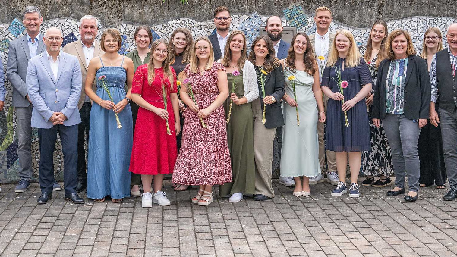14 junge Lehrkräfte und Gratulanten
