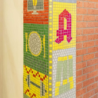 Berufsintegrationsklassen gestalten Aula mit Mosaikkunst