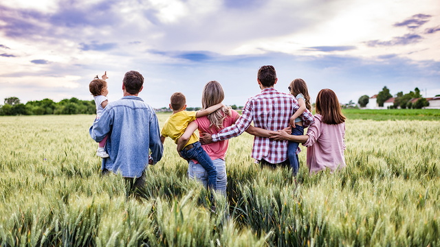 Familie im Getreidefeld