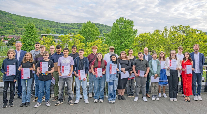 Schüler mit Urkunden