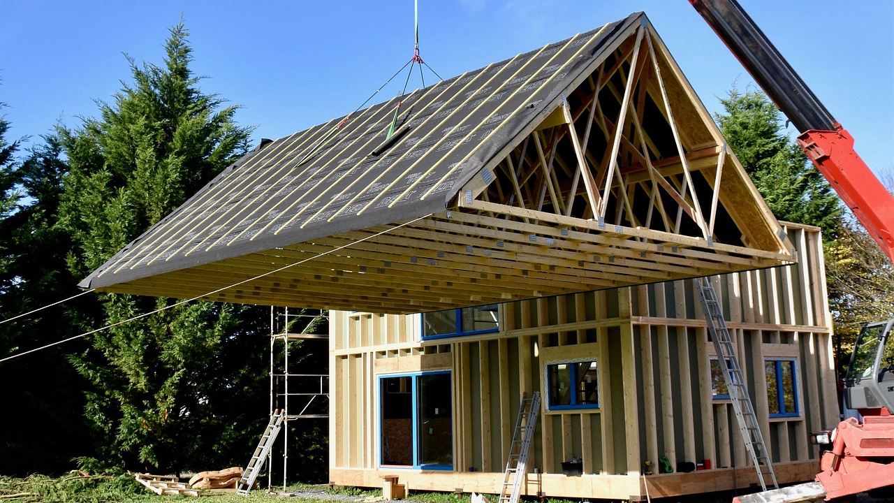 Dach wird auf Haus aus Holz gesetzt