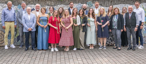 14 junge Lehrkräfte und Gratulanten
