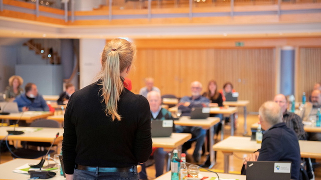 Referentin vor Publikum