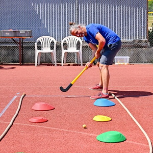 Sieht einfach aus, ist es aber nicht: Minigolf auf einem Allwetterplatz mit Hockeyschläger. Foto: Winfried Zang