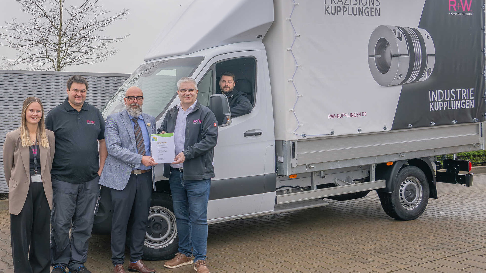 Menschen vor Transporter