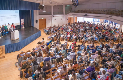 Vollbesetztes Bürgerzentrum mit über 400 Fachkräften