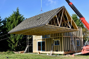 Dach wird auf Haus aus Holz gesetzt