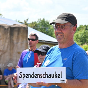 In der Spendenschaukel, die Udo Wohlmann hochhält, landeten am Ende 2.400 Euro. Foto: Winfried Zang