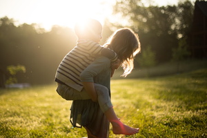 Schwester trägt ihren Bruder