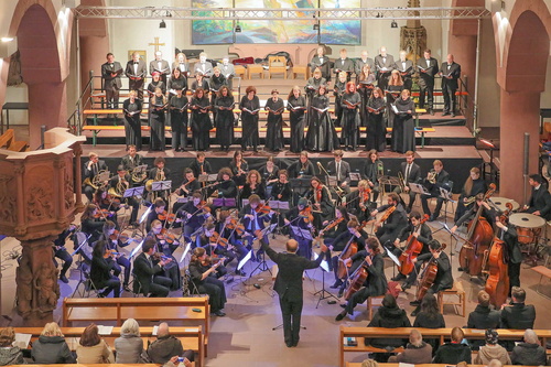 Orchester spielt vor Chor
