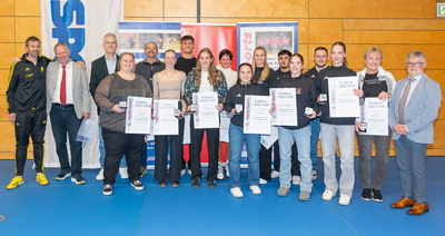 Mit Gold ausgezeichnete Sportlerinnen und Sportler und Landrat Jens Marco Scherf