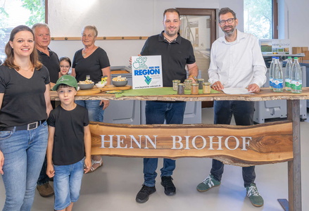 Plakette „Aus der Region“ für den Biohof Henn