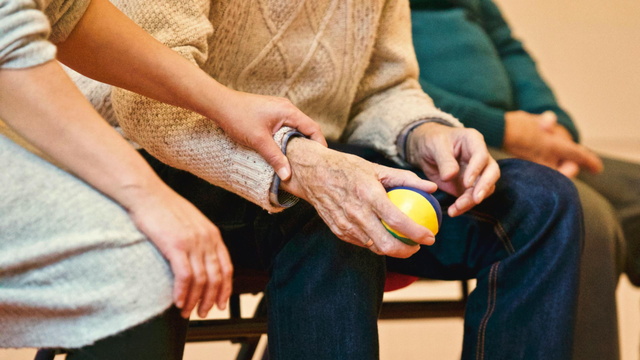 Senioren mit Ball in der Hand