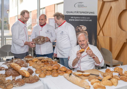 Brotprüfer beurteilt handwerkliche Qualität von Backwaren