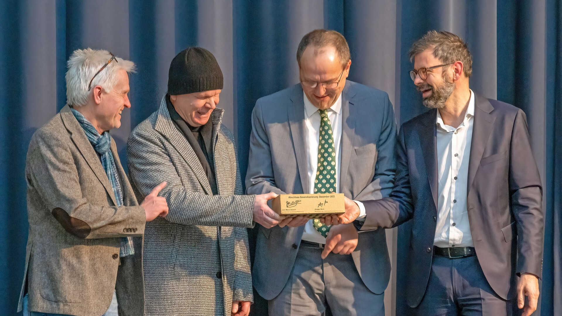 Einen signierten Ziegel als symbolischen Abschluss der JBG-Generalsanierung übergaben (von links) Klaus Wolf und Ralf Kolb (Wolf-Architekten) sowie Landrat Jens Marco Scherf (rechts) an JBG-Schulleiter Ansgar Stich. Foto: Winfried Zang