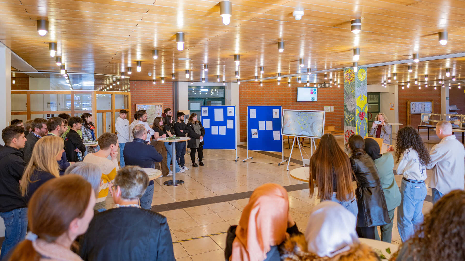 Berufsintegrationsklassen erwerben bei Kunstprojekt wichtige Qualifikationen -Vernissage